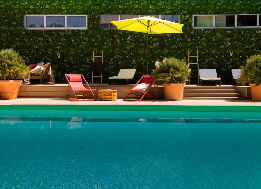 terrasse piscine transat détente